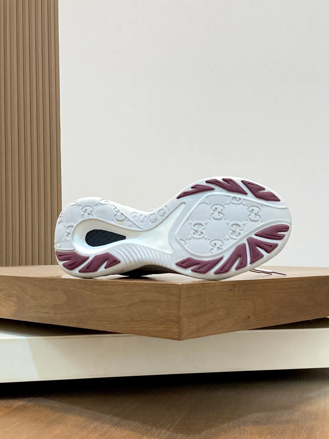 Men's Men's Shoes 💰900 Gucci Gucci 2.0 Sports Shoes Couple's Style Retro Casual Shoes Running Shoes Original Purchase, Development, Production Gucci 2.0 Sports Shoes reinterpret the brand's iconic striped webbing elements. This sneaker reinterprets the iconic details. It uses EVA thick soles and a smart silhouette to bring a stable and comfortable wearing experience. Exquisite packaging at the delivery counter. Fabric: original imported cowhide + technical fabrics. Lining: original imported breathable mesh. Sole: original molded ultra-light foam rubber. Bottom thickness: 4CM. Size: 39-44 (customized for 38, 45, 56)